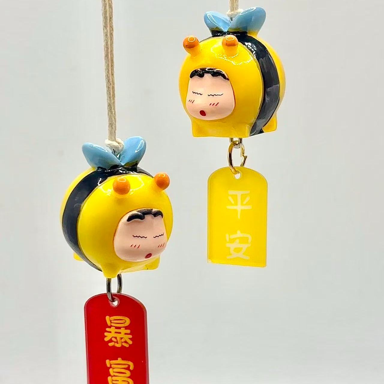 Car Accessories Company - Figurka Crayon Shin-chan Bee Cosplay, zawieszka