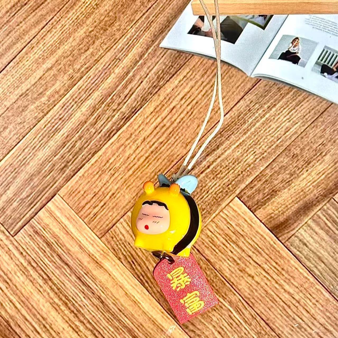 Figurka Crayon Shin-chan Bee C – Car Accessories Company recenzja i cena